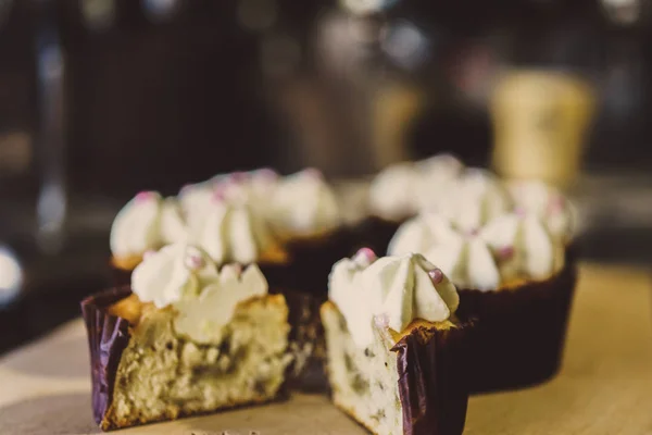Bir Tepsi Üzerinde Pek Çok Güzel Pastalar — Stok fotoğraf