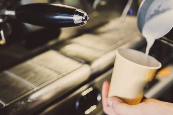 Le lait est versé dans le café — Photo