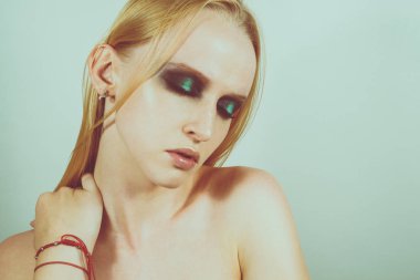 Makyaj yeşil gölgeler ile