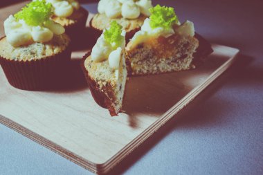 peynir ve salata ile cupcakes