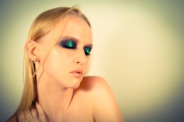 Makyaj yeşil gölgeler ile