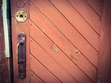 Kapı kolu ve eski kırmızı kapı kilidi