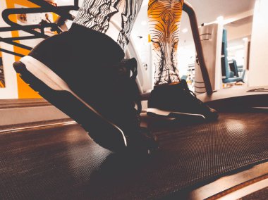 ayak koşu bandı üzerinde gitmek