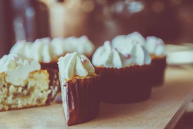 Taze kahve ve kekler