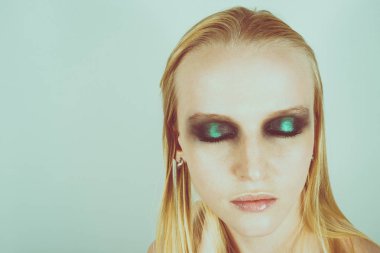 Makyaj yeşil gölgeler ile