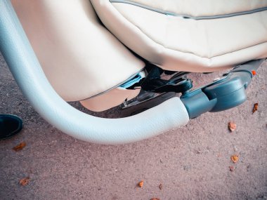 Çocuk arabası ve bacaklar