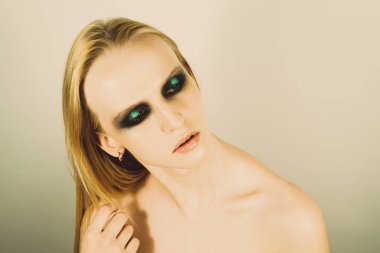 Makyaj yeşil gölgeler ile