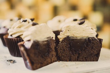 krema ile kesilmiş muffins