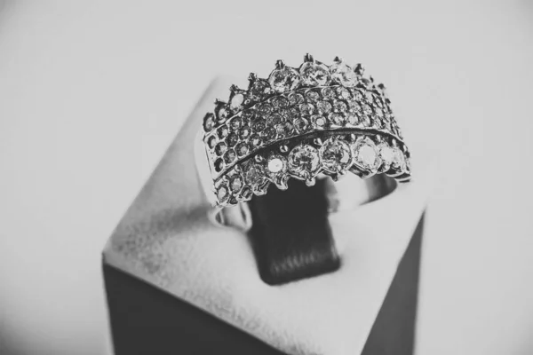 Όμορφο Ασημένιο Δαχτυλίδι Κοντά — Φωτογραφία Αρχείου