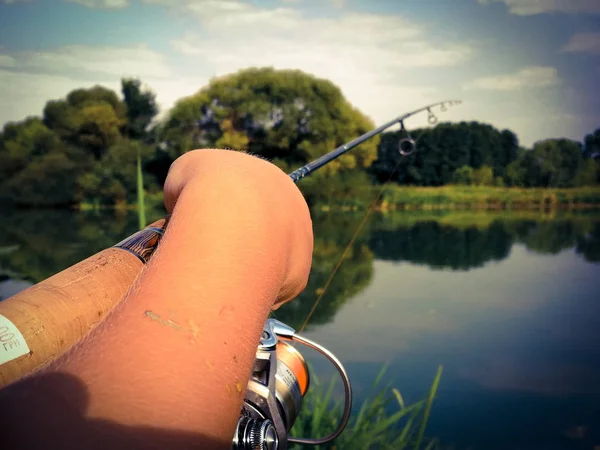 Pojken är fiske — Stockfoto