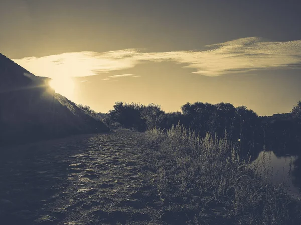 La strada lungo il fiume — Foto Stock