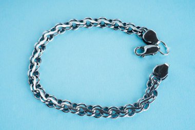 mavi bir arka plan üzerinde gümüş bilezik