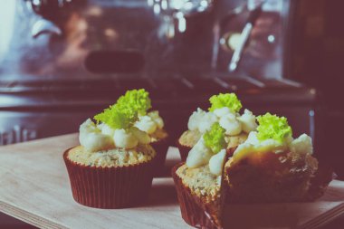 bir tepsi üzerinde pek çok güzel pastalar