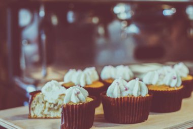 Kahve makinesi ve kafede capkake