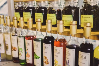 Bir kafede farklı şişeler