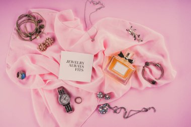 Pembe bir arka plan üzerinde çeşitli makyaj ürünleri