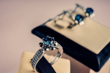 Taşlar ile güzel yüzük