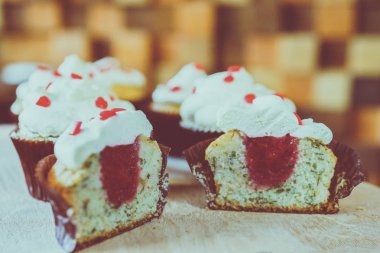 bir tepsi üzerinde pek çok güzel pastalar