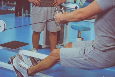 Spor salonunda vücut geliştirmeci