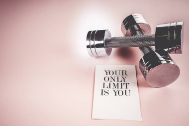 pembe bir arka plan üzerinde halter