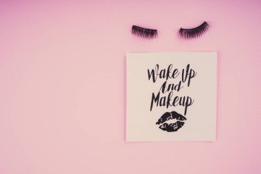 Pembe bir arka plan üzerinde çeşitli makyaj ürünleri