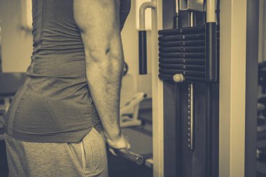 Spor salonunda vücut geliştirmeci