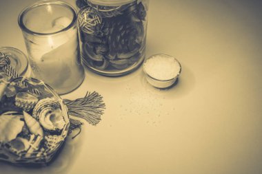 Arka plan spa kabukları mum ve tuz konu üzerinde
