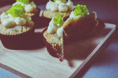 peynir ve salata ile cupcakes