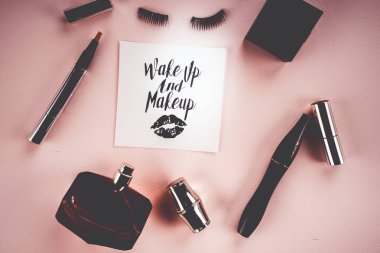pembe bir arka plan üzerinde makyaj araçları