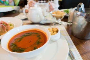 Bir tabak içinde domates çorbası