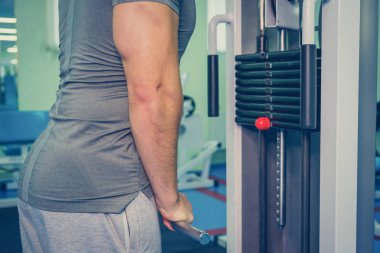 Spor salonunda vücut geliştirmeci