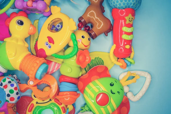 Brinquedos infantis em um fundo multicolorido — Fotografia de Stock