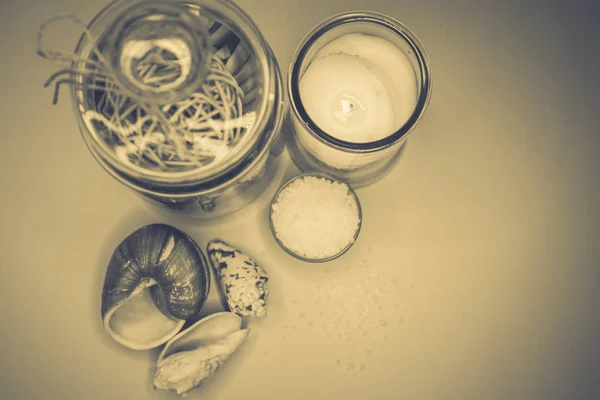 Antecedentes sobre o tema de velas de conchas de spa e sal — Fotografia de Stock