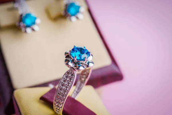 Bellissimo anello con pietre — Foto Stock