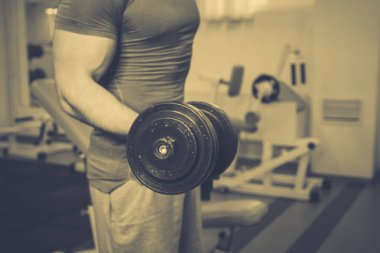 Spor salonunda vücut geliştirmeci