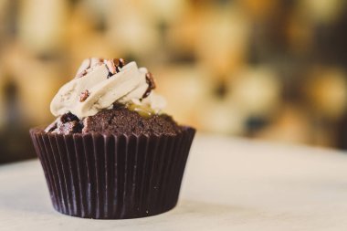 bir tepsi üzerinde pek çok güzel pastalar