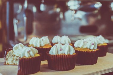 Kahve makinesi ve kafede capkake