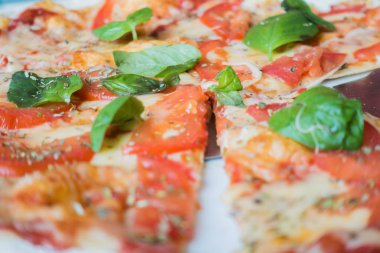 Bir tabakta Pizza margarita