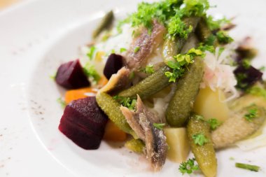 bir tabakta sebze salatası