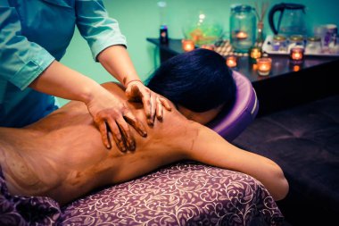 Spa salonunda çikolata masajı