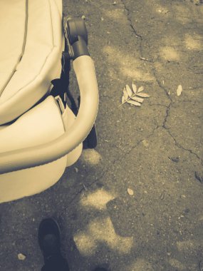 Çocuk arabası ve bacaklar