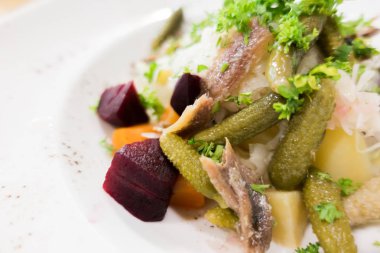 bir tabakta sebze salatası