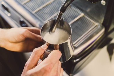 bir kahve makinesi süt dökülen