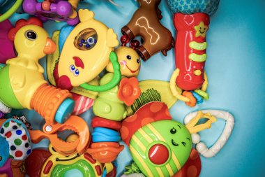 Çocukların oyuncakları çok renkli bir arka plan üzerinde