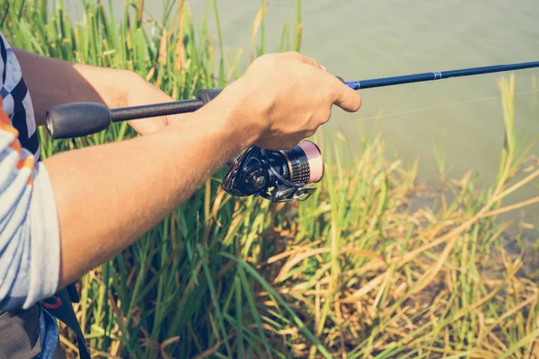 El pescador está pescando en el lago — Foto de Stock