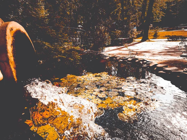 Cachoeira de um vaso velho — Fotografia de Stock