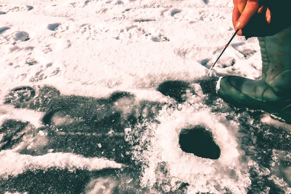 氷から冬の釣り — ストック写真