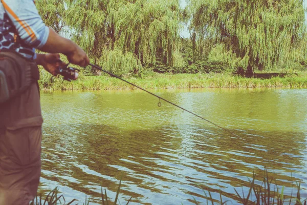 De visser is de visserij op het meer — Stockfoto