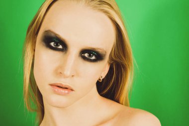 Makyaj yeşil gölgeler ile