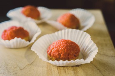 beyaz ambalaj pembe çerezleri